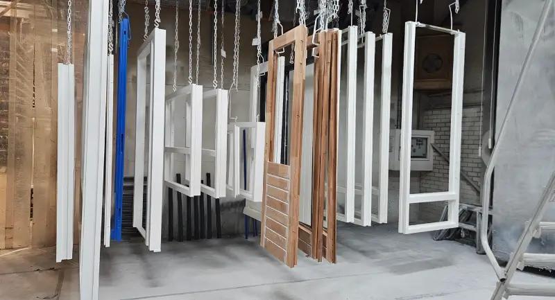 Kozijnen drogen in de spuiterij